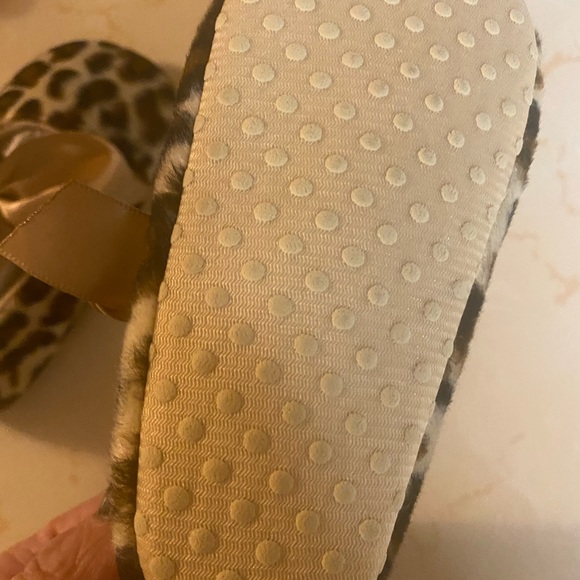 Leopard print toddler slippers size 5 - Picture 5 of 5